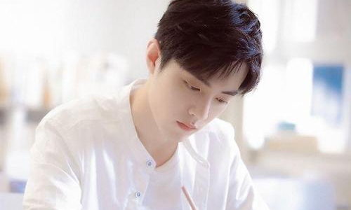 肖战首场话剧演出黄景瑜钟楚曦送花篮